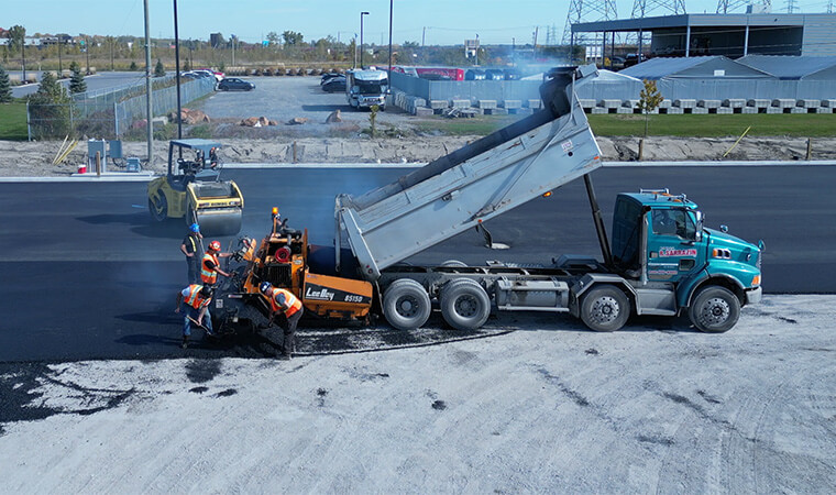 Pavage d'asphalte commercial par l'équipe de Asphalte R.Sarrazin dans la grande région de Montréal