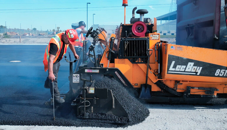 Pavage d'asphalte sur la Rive-Nord de Montréal par les experts de Asphalte R.Sarrasin